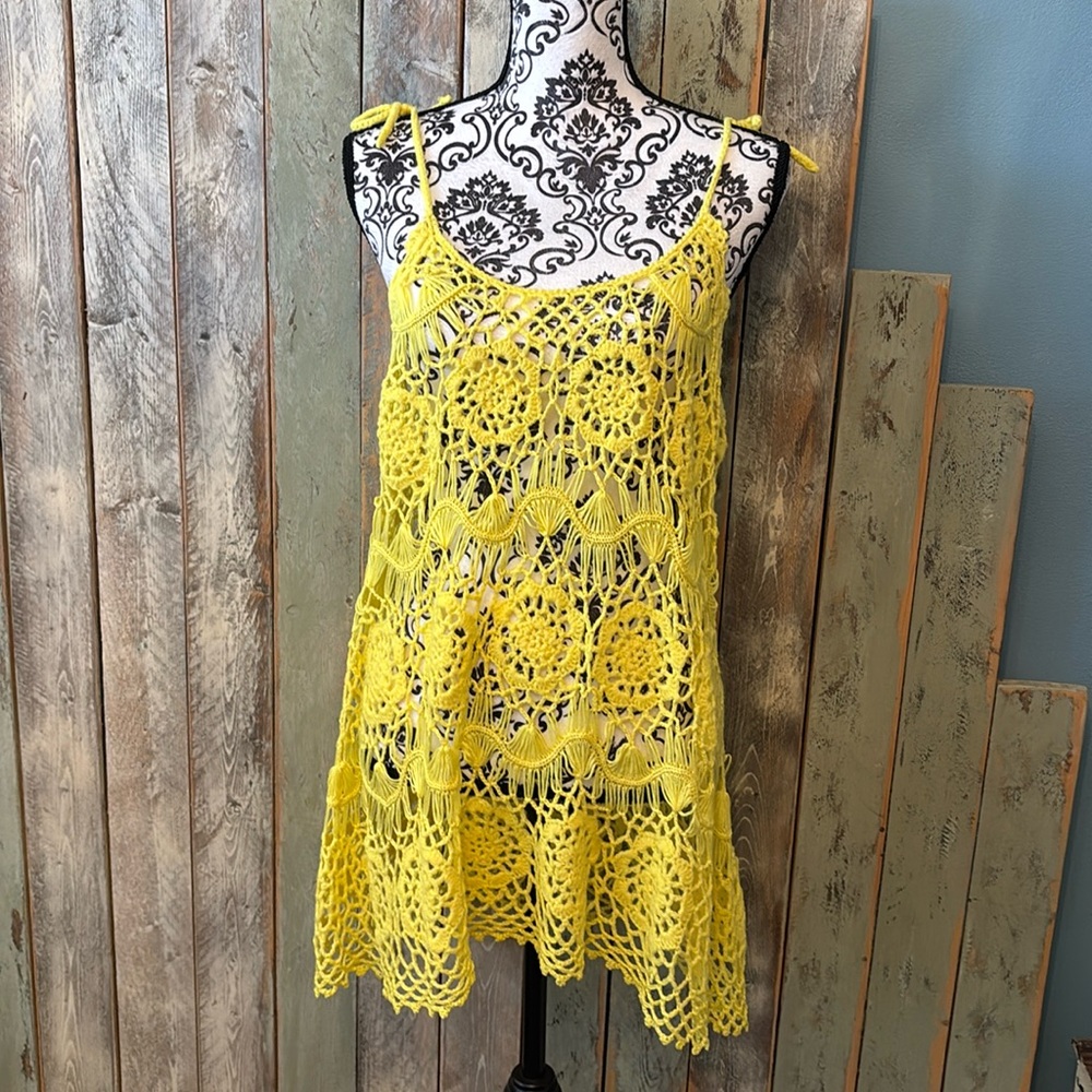 Gianni Bini Crochet covered up. Size Large